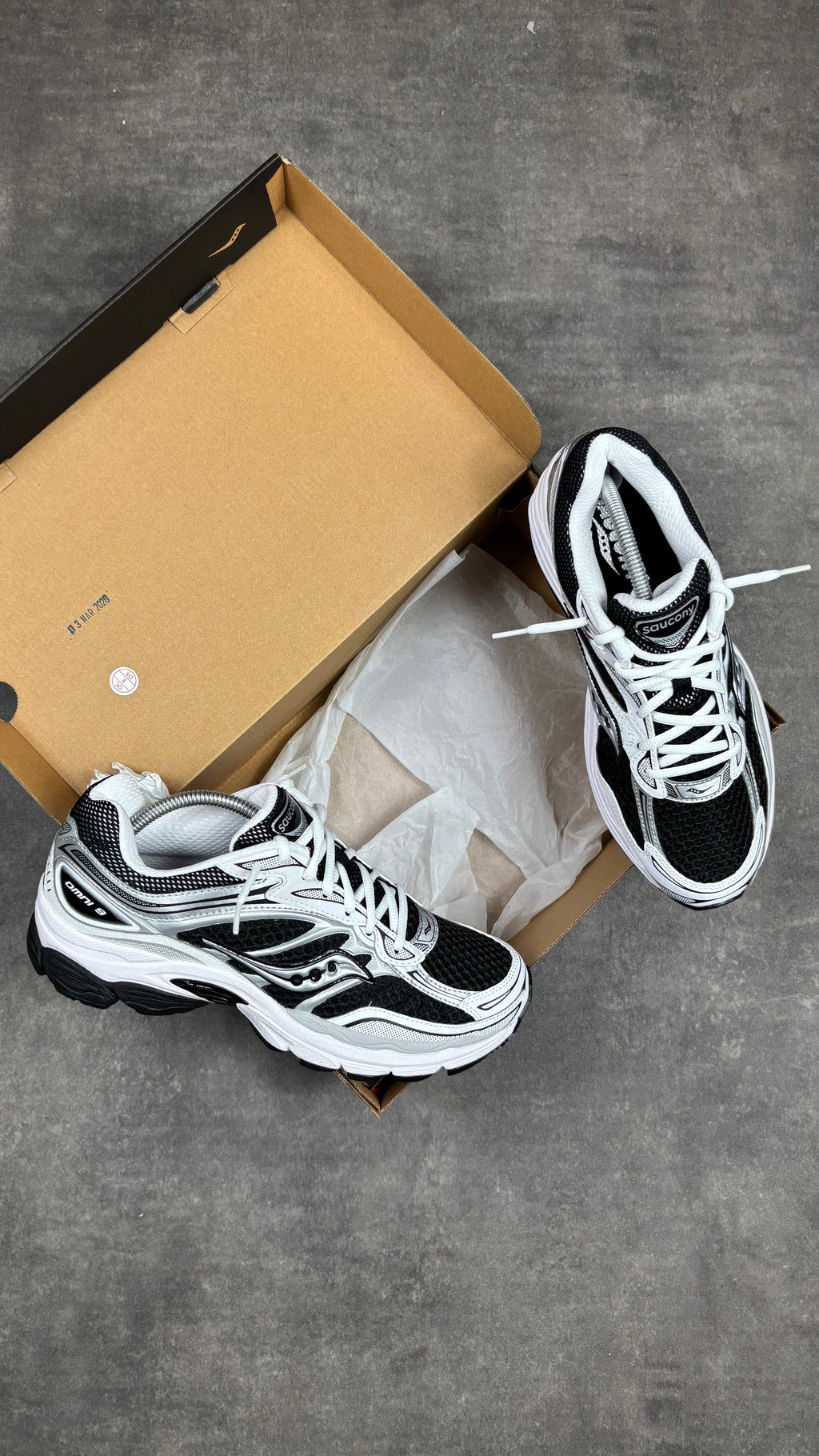 Saucony Pro Grid Omni 9 Black White